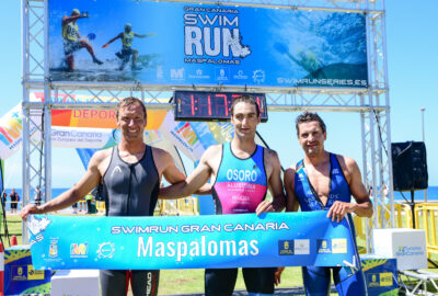 Ganadores Sprint masculino individual Gran Canaria SwimRun Maspalomas 2022 Pello Osoro, Viktor Vovrusko e Iván Raña.